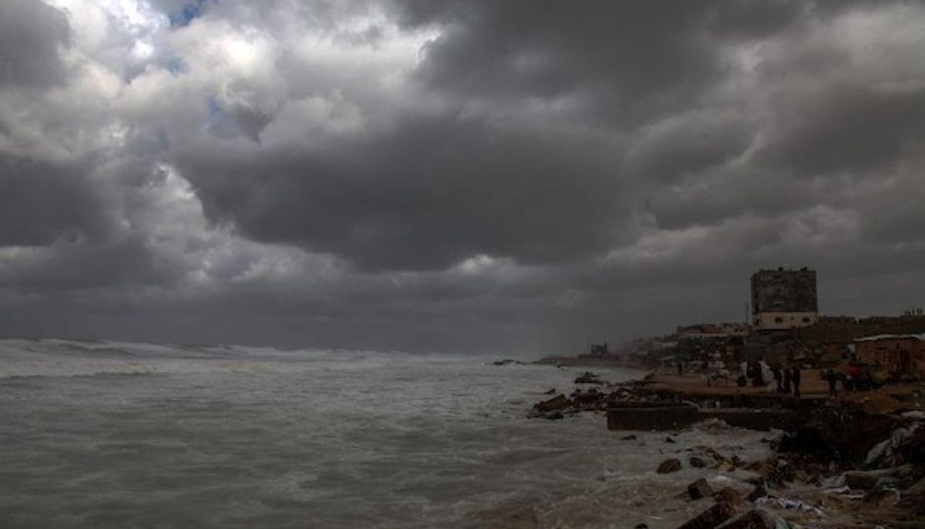 طقس الليلة : سحب رعدية وبحر متموج